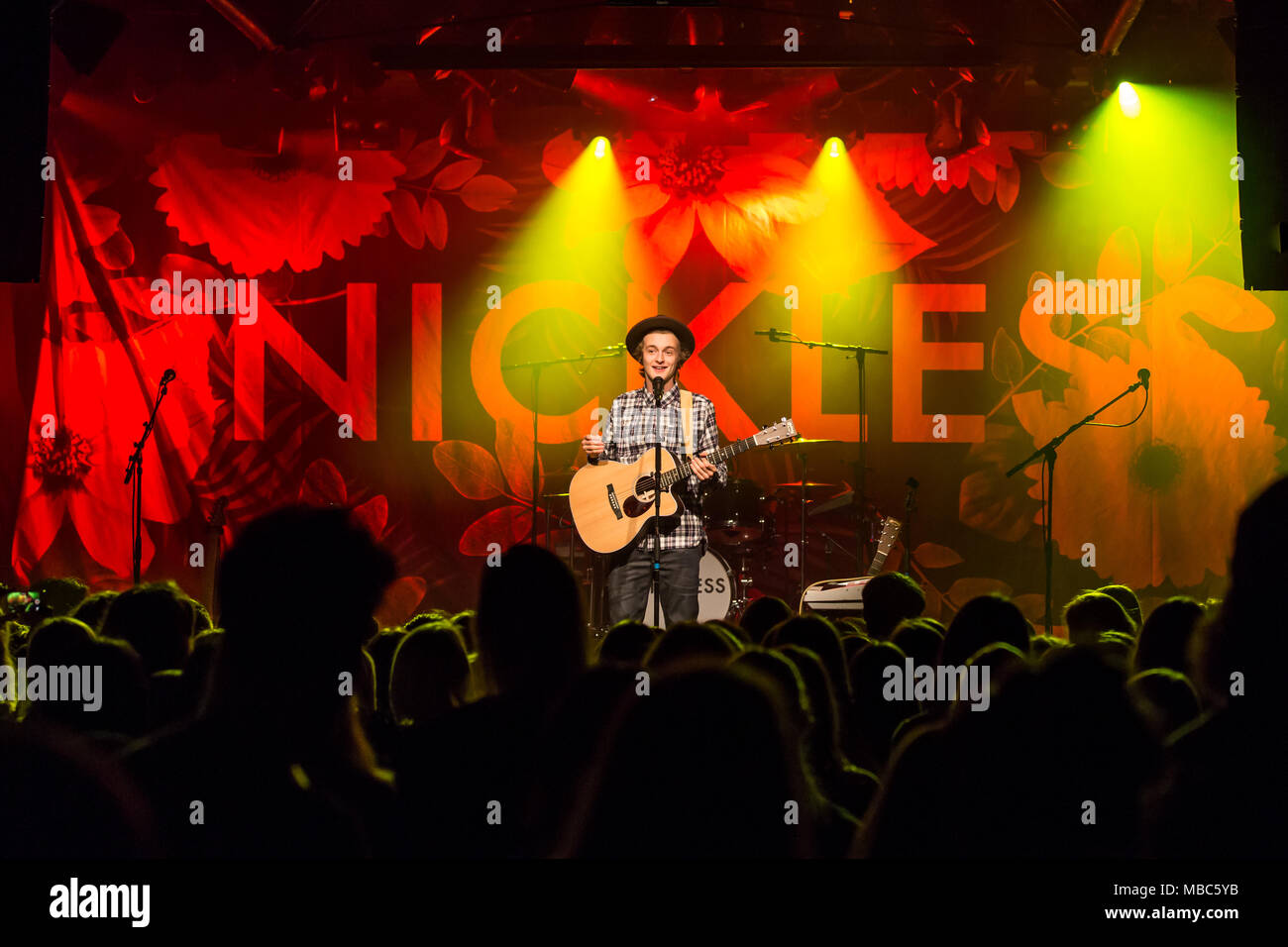 Il giovane musicista svizzero Nicola alias Kneringer Nickless live presso il Schüür Lucerna, Svizzera Foto Stock