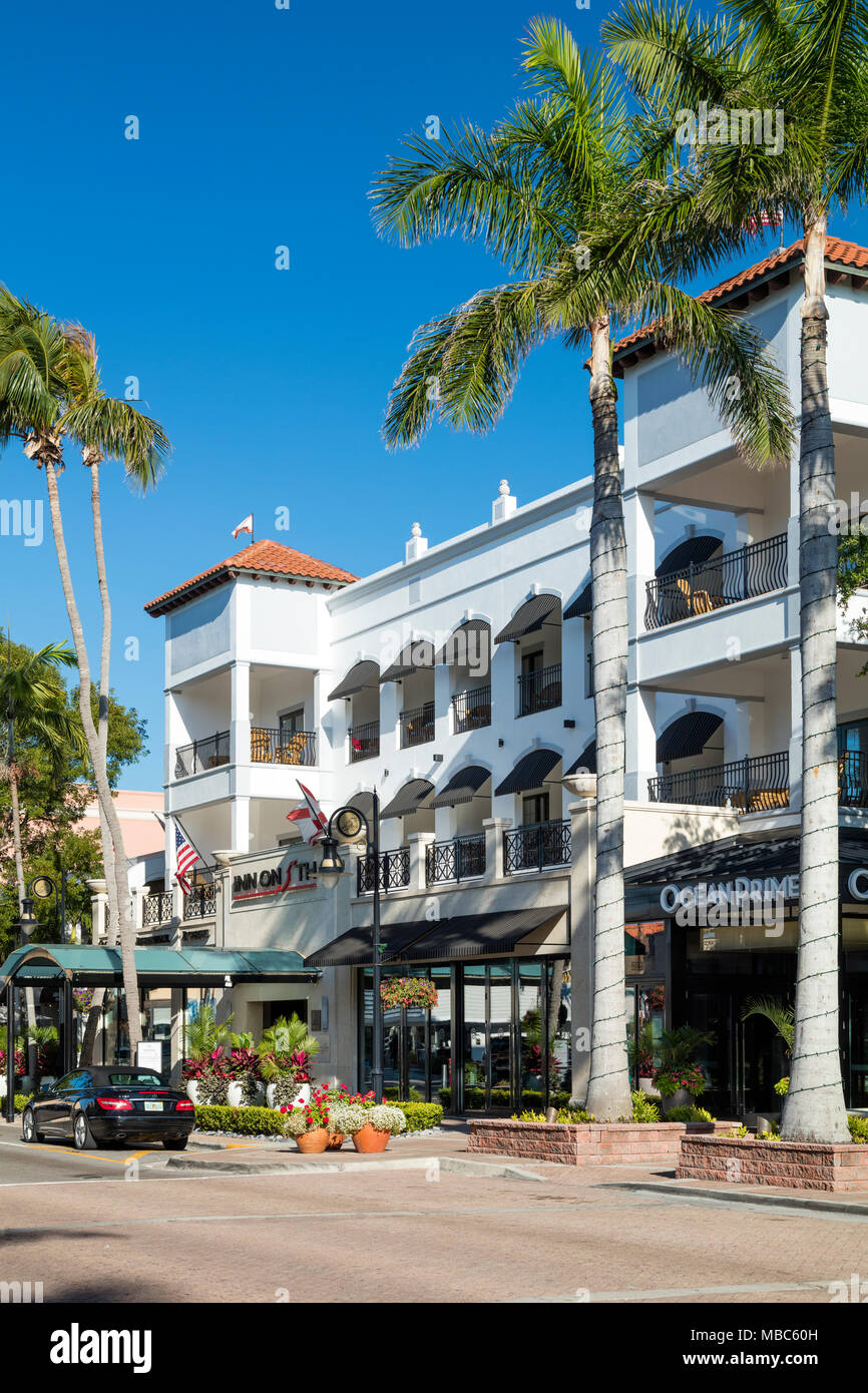 Inn su 5th, Hotel e le aziende di commercio al dettaglio lungo la Quinta Avenue, Naples, Florida, Stati Uniti d'America Foto Stock