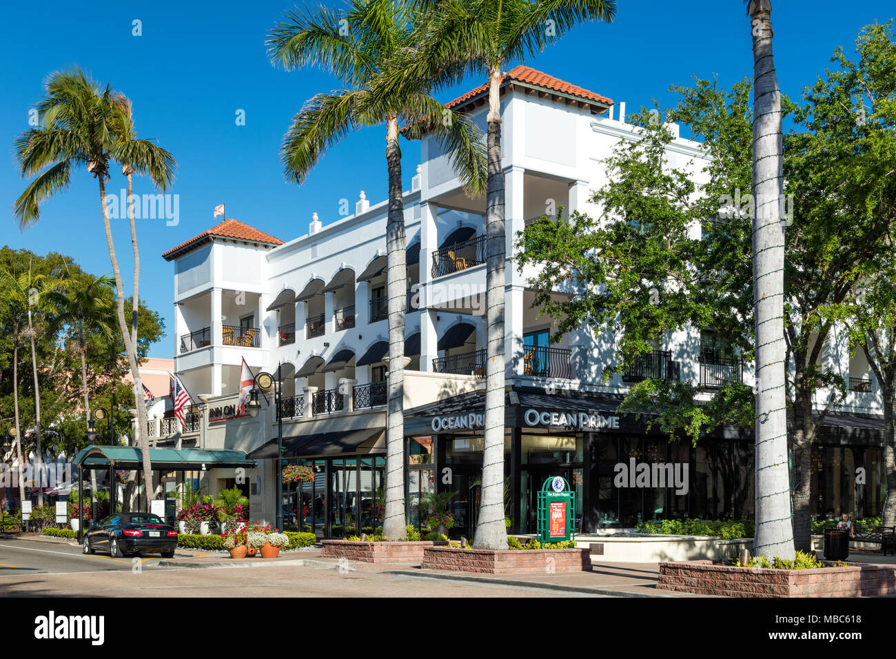 Inn su 5th, Hotel e le aziende di commercio al dettaglio lungo la Quinta Avenue, Naples, Florida, Stati Uniti d'America Foto Stock