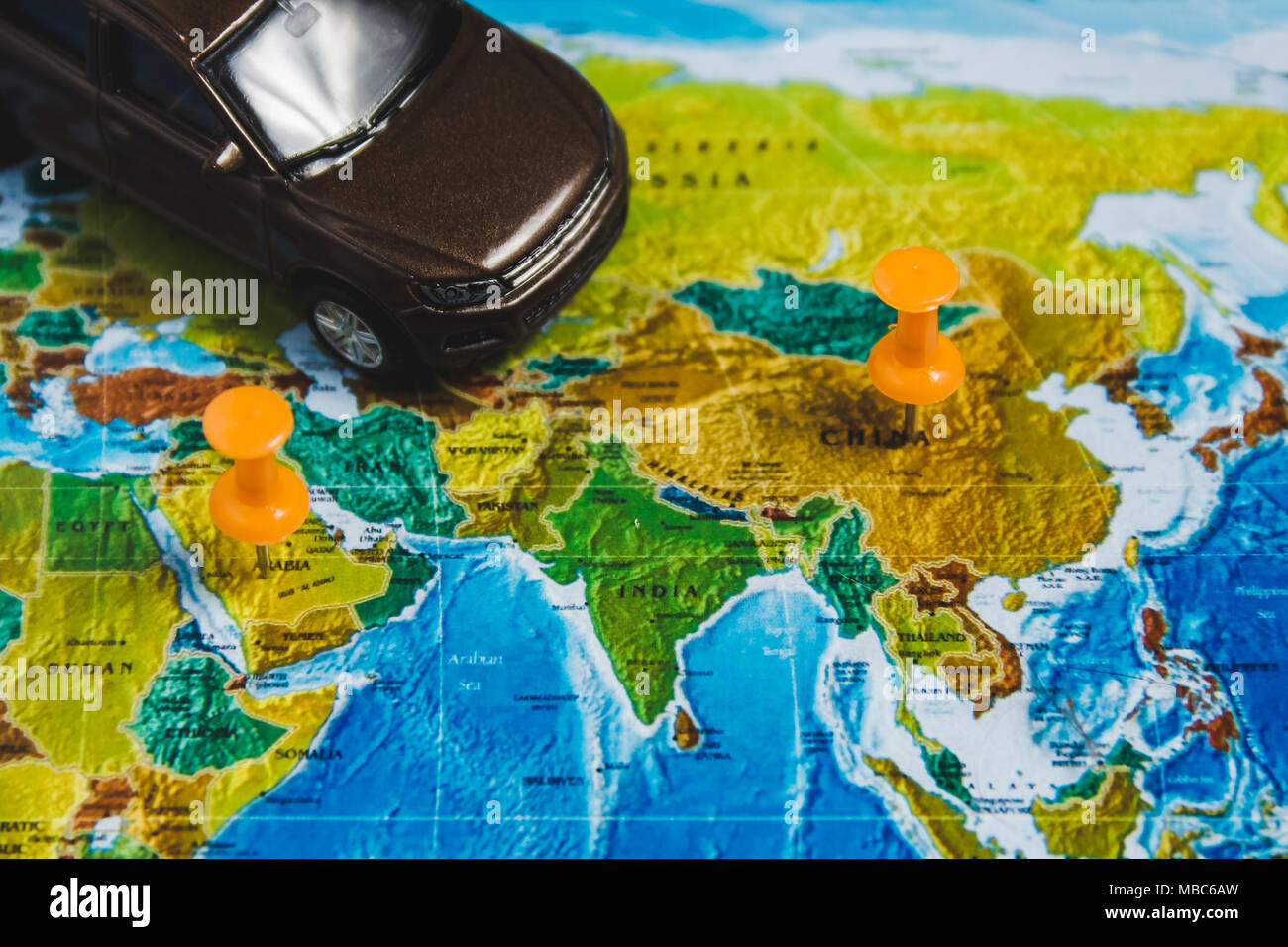 Corsa automobilistica punti di destinazione sulla mappa del mondo indicato con colorati Thumbtacks e profondità di campo Foto Stock