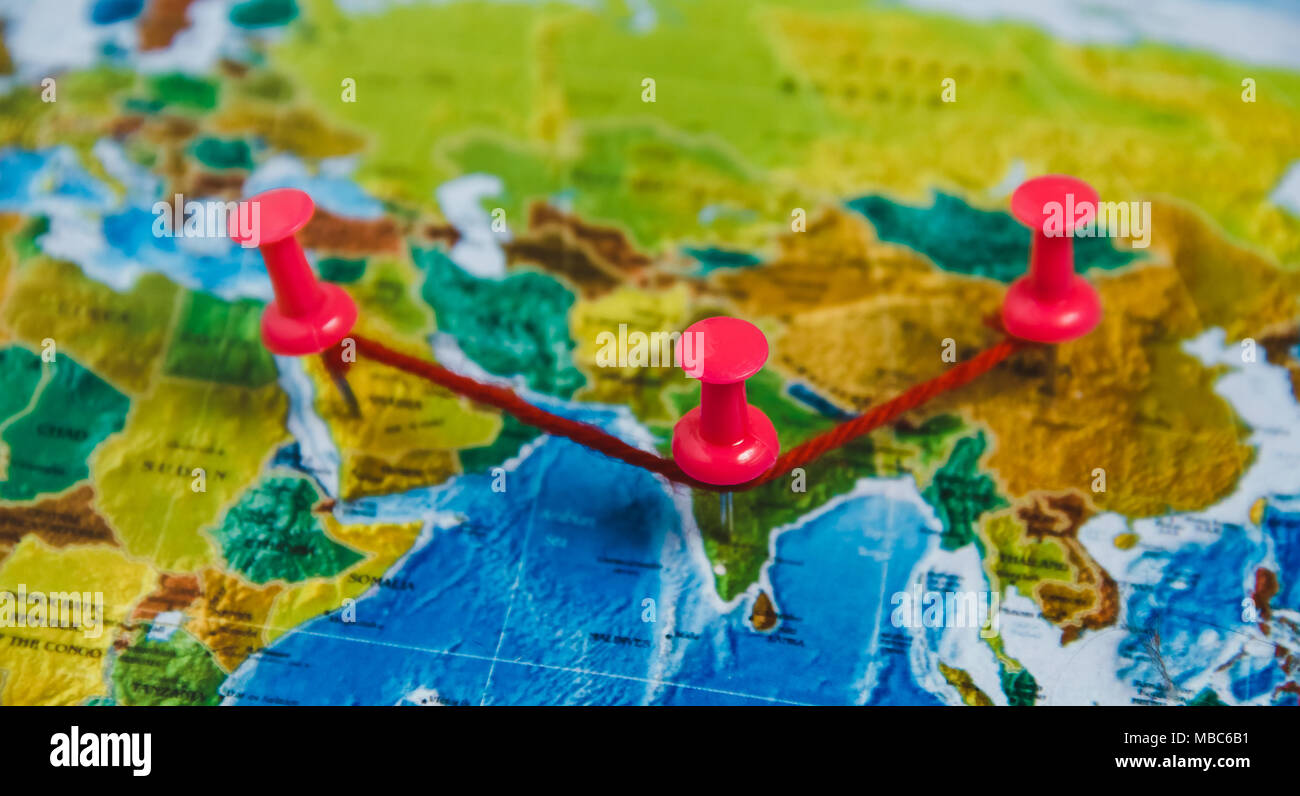 Destinazione di viaggio punti sulla mappa del mondo indicato con colorati Thumbtacks e profondità di campo Foto Stock