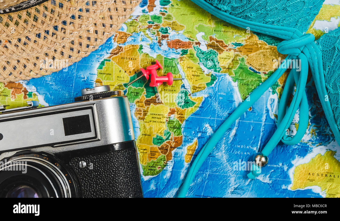 Destinazione di viaggio punti sulla mappa del mondo indicato con colorati Thumbtacks, Nastro Rosso e profondità di campo. Foto Stock