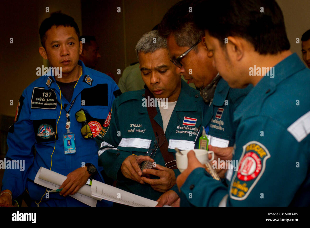 Thailandia servizio di emergenza membri converse durante la porzione di accademici di assistenza umanitaria e di emergenza esercizio di risposta a sostegno del Cobra Gold 2018 a Chon Buri provincia, Regno di Thailandia, Feb. 14-15, 2018. I cinque giorni di esercizio HADR discute i parametri e le politiche di coordinamento civile-militare durante un momento di crisi. Cobra Gold 18 è un esercizio annuale condotta nel Regno di Thailandia e corre da Feb. 13-23 con sette nazioni partecipanti. (U.S. Marine Corps Foto Stock