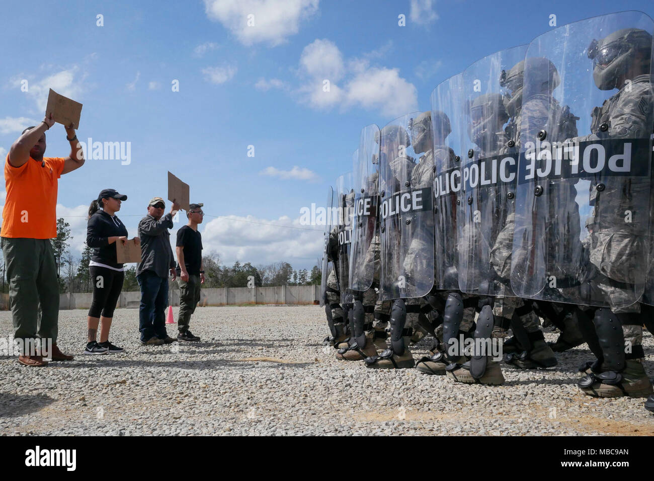 Difensori dal 154delle forze di sicurezza squadrone folla pratica dei metodi di controllo durante la fase di esercizio Patriot Sud Febbraio 15, 2018 a Camp Shelby, Miss. Il aviatori erano ufficiosamente deputati dai membri del dipartimento del Mississippi di fauna selvatica, pesca e parchi speciale team di risposta per servire come backup per tre giorni di disaster-formazione di risposta. (U.S. Air National Guard Foto Stock