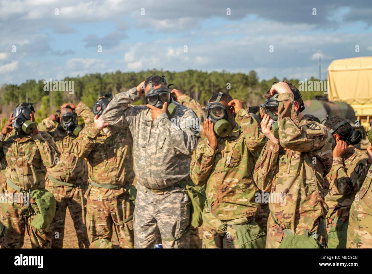 Guardie assegnato a 155Armored Brigade Combat Team, indossano le loro maschere di protezione come parte di un prodotto chimico la maschera protettiva di esercizio di fiducia a Camp Shelby forze congiunte Training Center, Miss., Feb 15, 2018. La 155ABCT si sta preparando per un imminente distribuzione per il Medio Oriente a sostegno del funzionamento Spartan scudo. (U.S. Esercito nazionale Guard Foto Stock