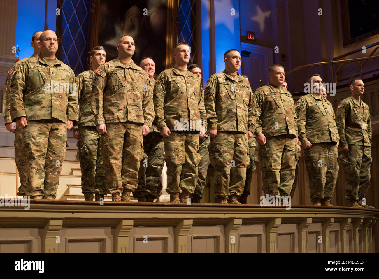 HANSCOM AIR FORCE BASE, messa. - I soldati della 188th Engineering stand di distacco sul palco di meccanica Hall di Worcester, Massachusetts durante una cerimonia sendoff nel febbraio 15, 2018. Il 15 soldati e le loro famiglie si sono riuniti presso la Sala della meccanica per l'addio come i soldati distribuire in Kuwait a sostegno del funzionamento Spartan scudo. (Massachusetts National Guard Foto Stock