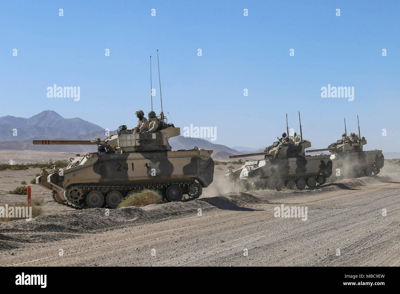 FORT IRWIN, California - Xi Armored reggimento di cavalleria troopers difendere la loro posizione contro l'aggressione a elementi del terzo reggimento di cavalleria, da Fort Hood, Texas. Febbraio 16, 2018 nel Centro Nazionale di allenamento del corridoio centrale. Questa fase di combattimento ha contestato il "Brave Fucili" Brigata capacità di difendere il terreno chiave contro un vicino-peer avversario. (U.S. Esercito Foto Stock