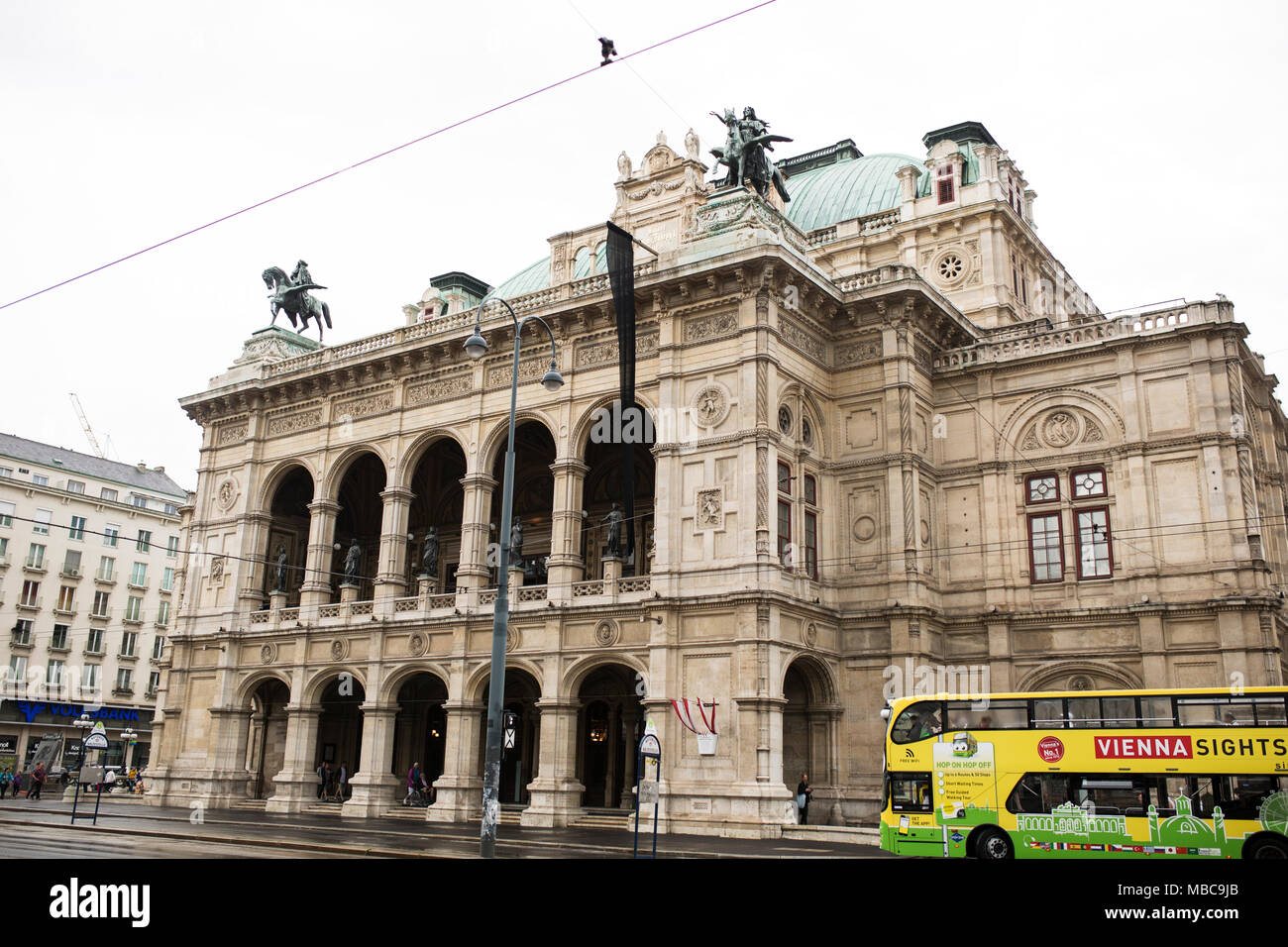 La Vienna opera house (Wiener Staatsoper) sul Opernring. Foto Stock