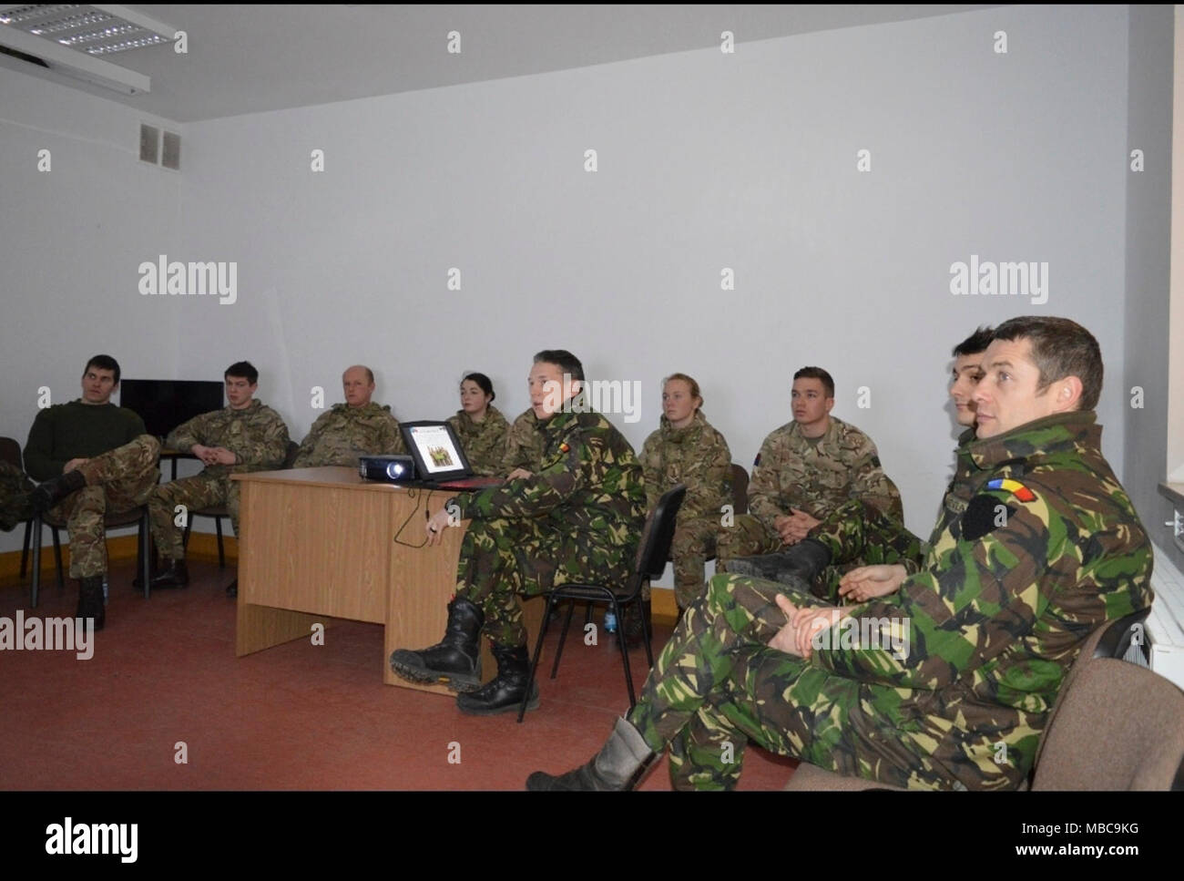 Soldati rumeni di esercito di terra base Aria Difesa distacco "Black pipistrelli" assegnato al gruppo di combattimento della Polonia e Regno Unito i soldati assegnati al gruppo da battaglia condotta Estonia comune di difesa aerea della formazione nei pressi di Bemowo Piskie Area Formazione, Polonia, nel febbraio 16, 2018. Il gruppo di combattimento della Polonia è un luogo unico e multinazionali del Battle Group è composto da Stati Uniti, Regno Unito, croato e soldati rumeni che servono con il polacco della XV Brigata meccanizzata come una forza di dissuasione nel nord-est della Polonia a sostegno della NATO in avanti rafforzata presenza. Foto Stock