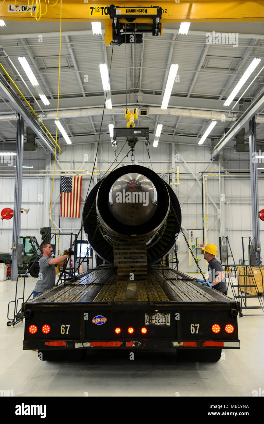 Wesley Currin (sinistra), Triple J driver di autotrasporti di Jacksonville, N.C., e Michael Tatum, 436th squadrone manutenzione propulsione aerospaziale meccanico del motore, fissare l'ultima produzione General Electric TF-39 motore turbofan ad un rimorchio di un trattore Febbraio 16, 2018 Alla Dover Air Force Base, Del. fin dal 2015, 144 TF-39 i motori erano rivolti in attraverso un processo congiunto che coinvolgono la Air Force e General Electric, dove sono state vendute a un metalli azienda di bonifica di Monroe, N.C. (U.S. Air Force Foto Stock