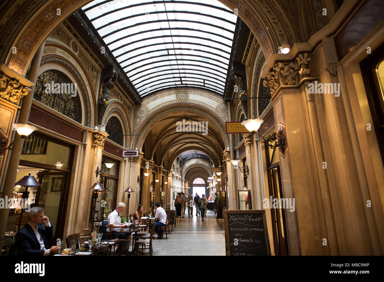 Negozi nel passaggio Freyung, un viale dello shopping di Vienna in Austria. Foto Stock