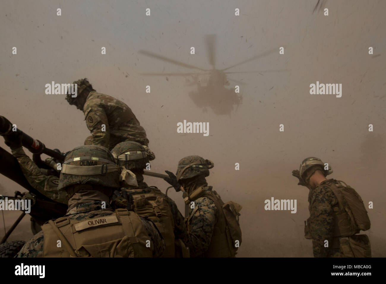 Stati Uniti Marines con la terza Marine Logistics Group, insieme con i soldati con il XXV divisione di fanteria, gancio un M777 Obice a un CH-53E Sea Stallion durante l elicottero del team di supporto operazioni sul campo di Ban Chan Khrem, Thailandia, Feb 16, 2018. Le operazioni sono una parte di esercizio Cobra oro, un esercizio annuale condotta nel Regno di Thailandia che corre da Feb. 13-23 con sette nazioni partecipanti. (U.S. Marine Corps Foto Stock