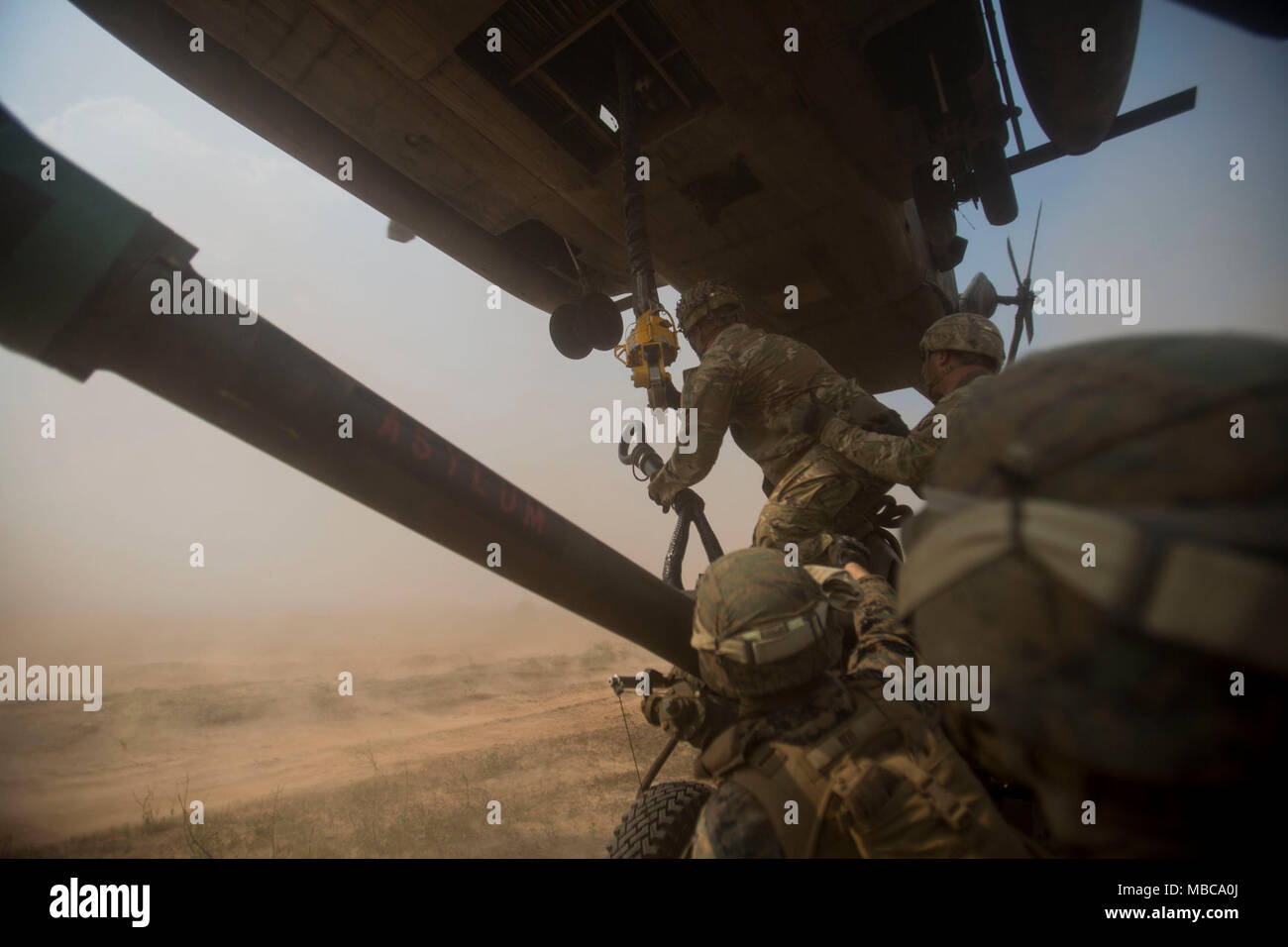 Stati Uniti Marines con terzo Marine Logistics Group, E DEGLI STATI UNITI Soldati con il XXV divisione di fanteria gancio a M777 Obice a un CH-53E Sea Stallion durante l elicottero del team di supporto operazioni sul campo di Ban Chan Khrem, Thailandia, Feb 16, 2018. Le operazioni sono una parte di esercizio Cobra oro, un esercizio annuale condotta nel Regno di Thailandia che corre da Feb. 13-23 con sette nazioni partecipanti. (U.S. Marine Corps Foto Stock