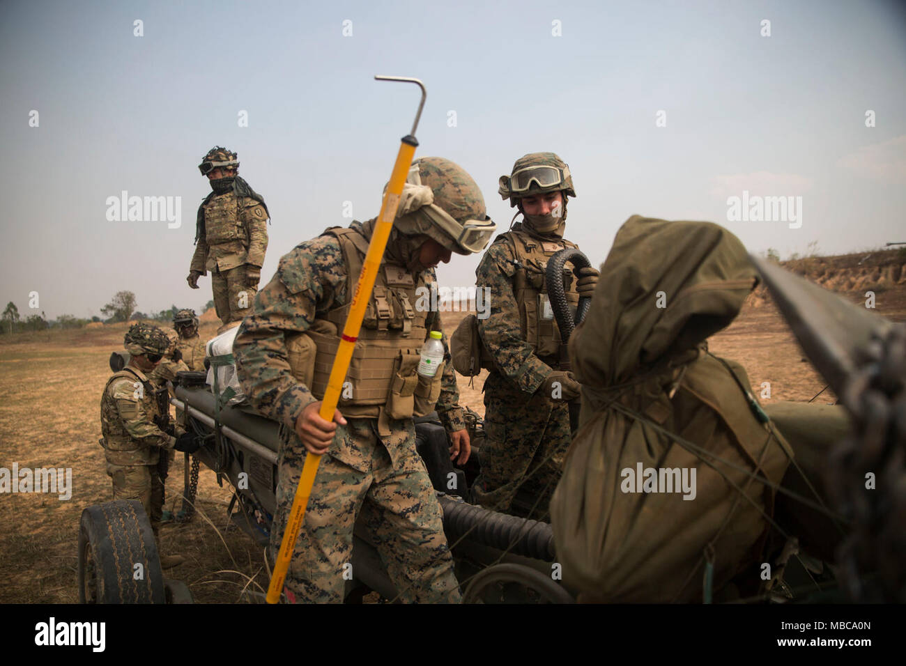 Stati Uniti Marines con terzo Marine Logistics Group, E DEGLI STATI UNITI Soldati con il XXV divisione di fanteria preparare per agganciare un M777 Obice a un CH-53 Sea Stallion durante l elicottero del team di supporto operazioni sul campo di Ban Chan Khrem, Thailandia, Feb 16, 2018. Le operazioni sono una parte di esercizio Cobra oro, un esercizio annuale condotta nel Regno di Thailandia che corre da Feb. 13-23 con sette nazioni partecipanti. (U.S. Marine Corps Foto Stock