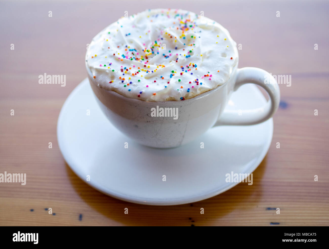 Una torta di compleanno latté dal D'Lish da Tish Cafe di Saskatoon, Saskatchewan, Canada. Foto Stock