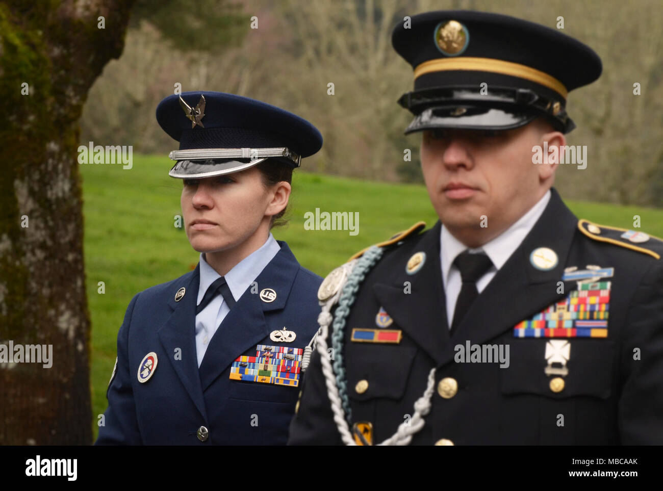 Stati Uniti Air Force Staff Sgt. Kalene Kaplan (sinistra) attende per dare la cottura parte comandi ad un trio di Esercito Nazionale soldati di guardia durante un funerale militare a Willamette Cimitero Nazionale, Portland, Ore., Feb 16, 2018. (U.S. Air National Guard Foto Stock