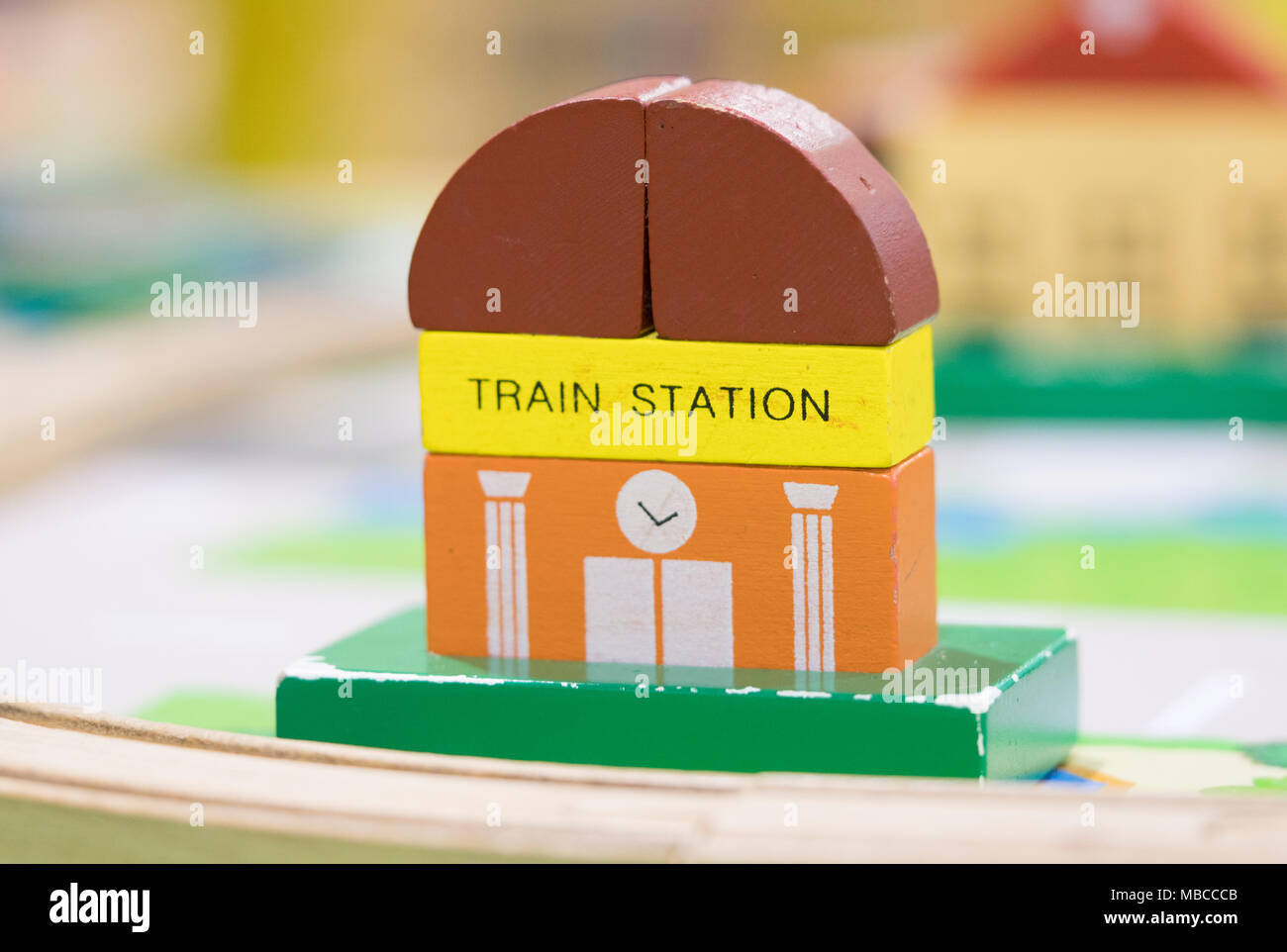 Stazione ferroviaria giocattolo di legno e set di segnali stradali set di giochi giocattoli educativi per età prescolare parco giochi al coperto (messa a fuoco selettiva) Foto Stock