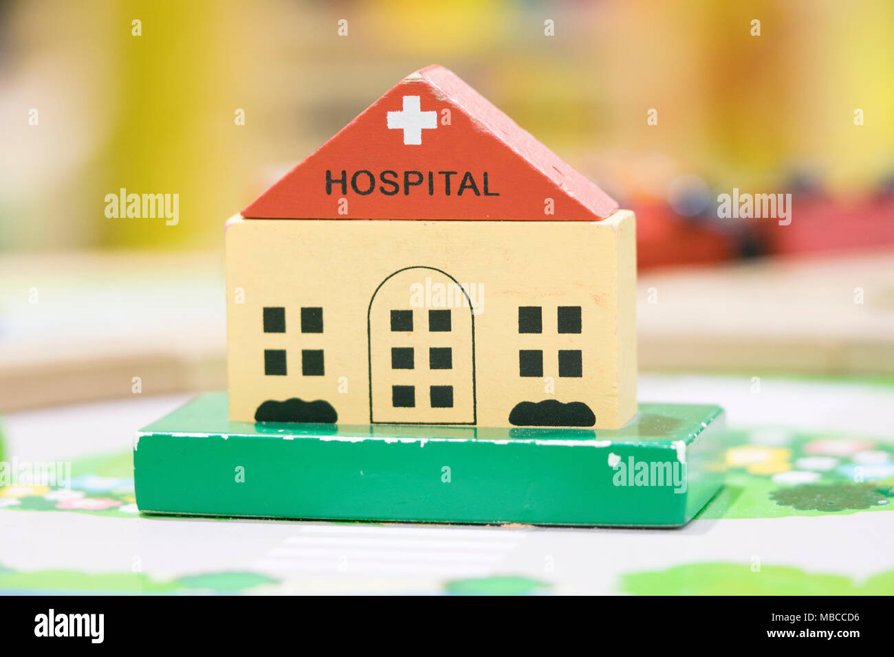 Ospedale giocattolo di legno impostare set di giochi giocattoli educativi per età prescolare parco giochi al coperto (messa a fuoco selettiva) Foto Stock