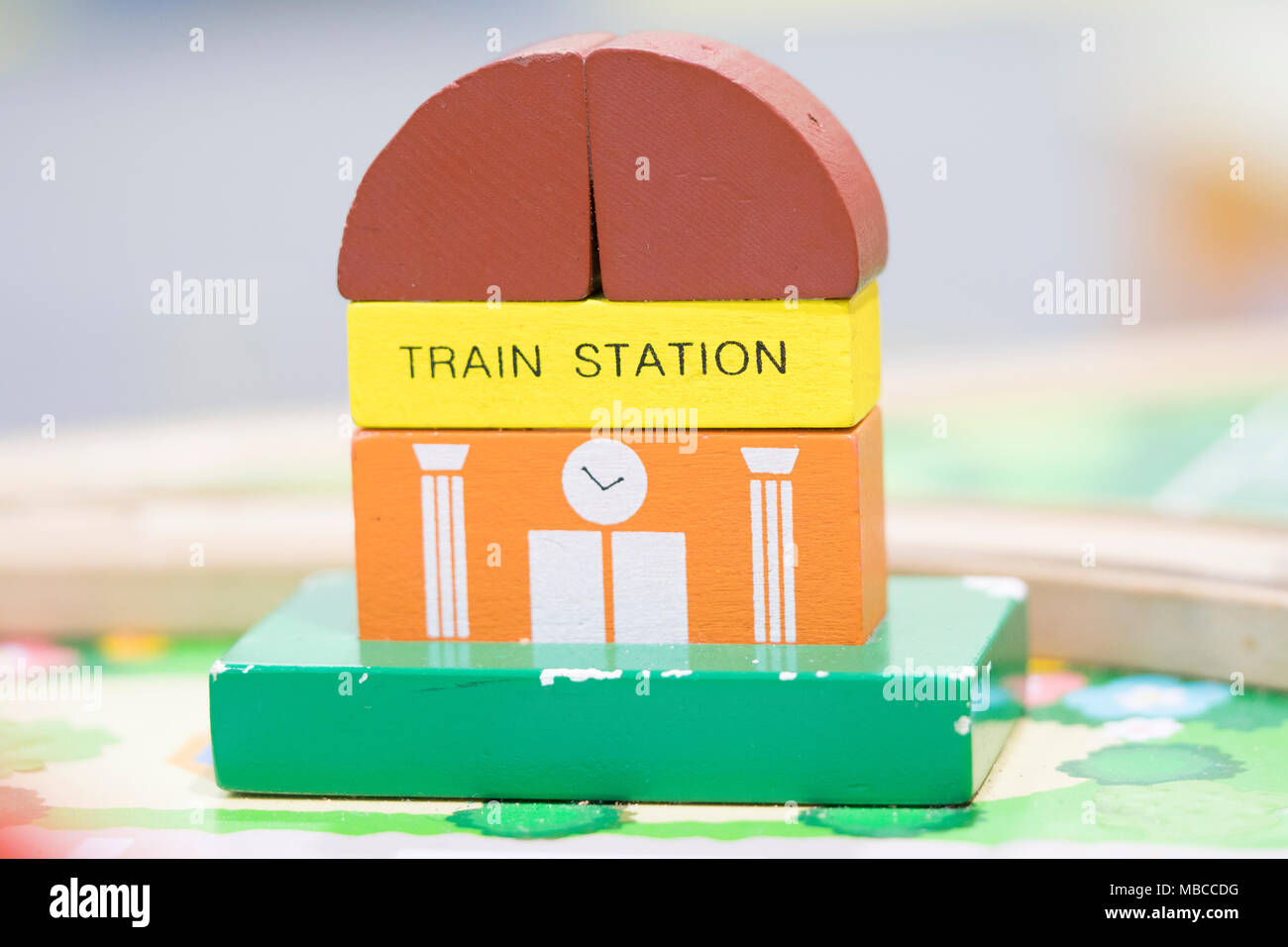 Stazione ferroviaria giocattolo di legno e set di segnali stradali set di giochi giocattoli educativi per età prescolare parco giochi al coperto (messa a fuoco selettiva) Foto Stock