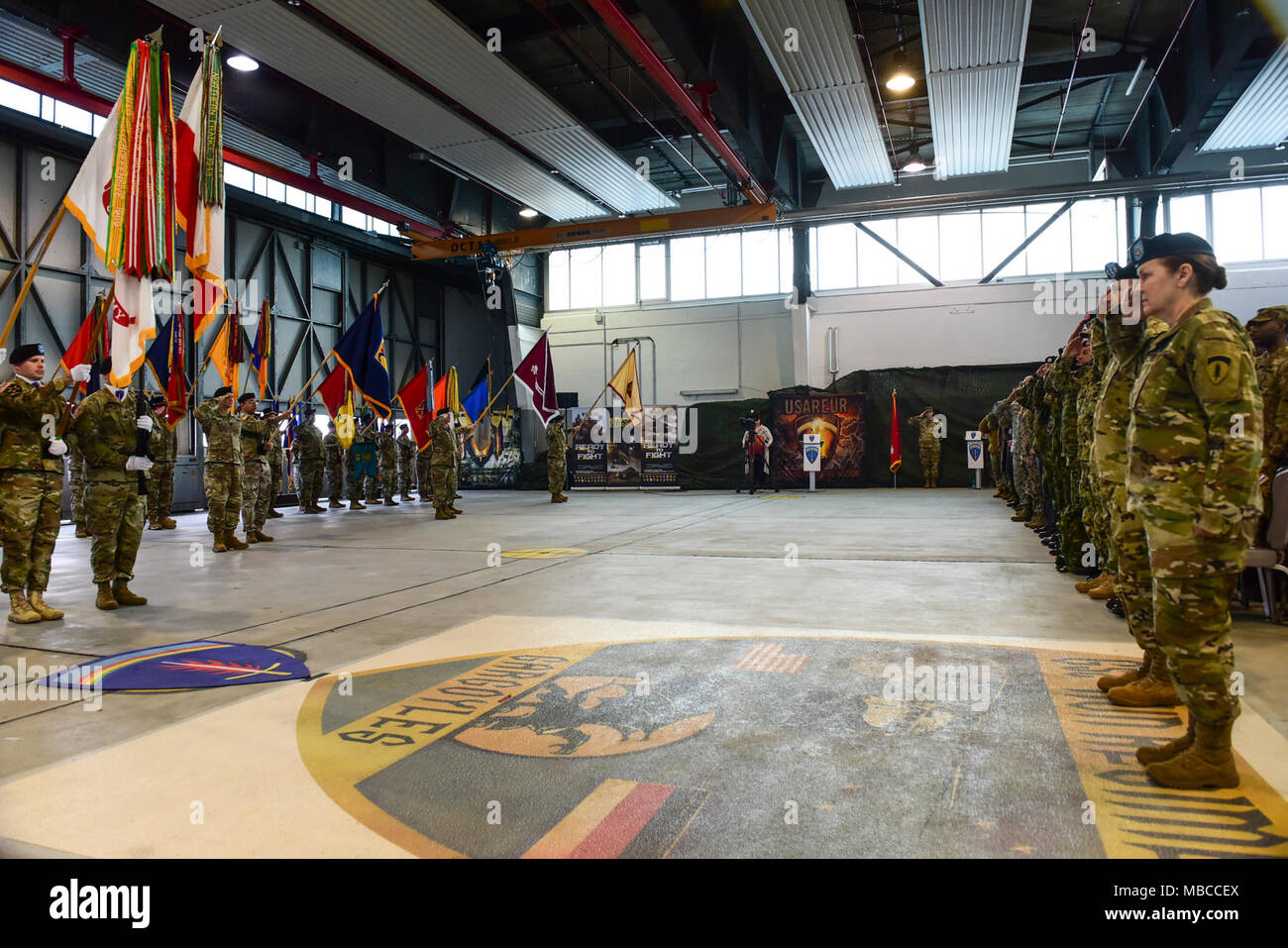 Il comando Sgt. Il Mag. Sheryl D. Lyon, U.S. Esercito dell'Europa arruolati senior advisor, saluta la bandiera degli Stati Uniti durante la riproduzione di un inno nazionale, Feb. 20 su argilla Kaserne. Lione sarà andando a servire come i senior leader arruolato PER GLI STATI UNITI Esercito Cyber Command con sede a Fort Belvoir, Virginia. Foto Stock