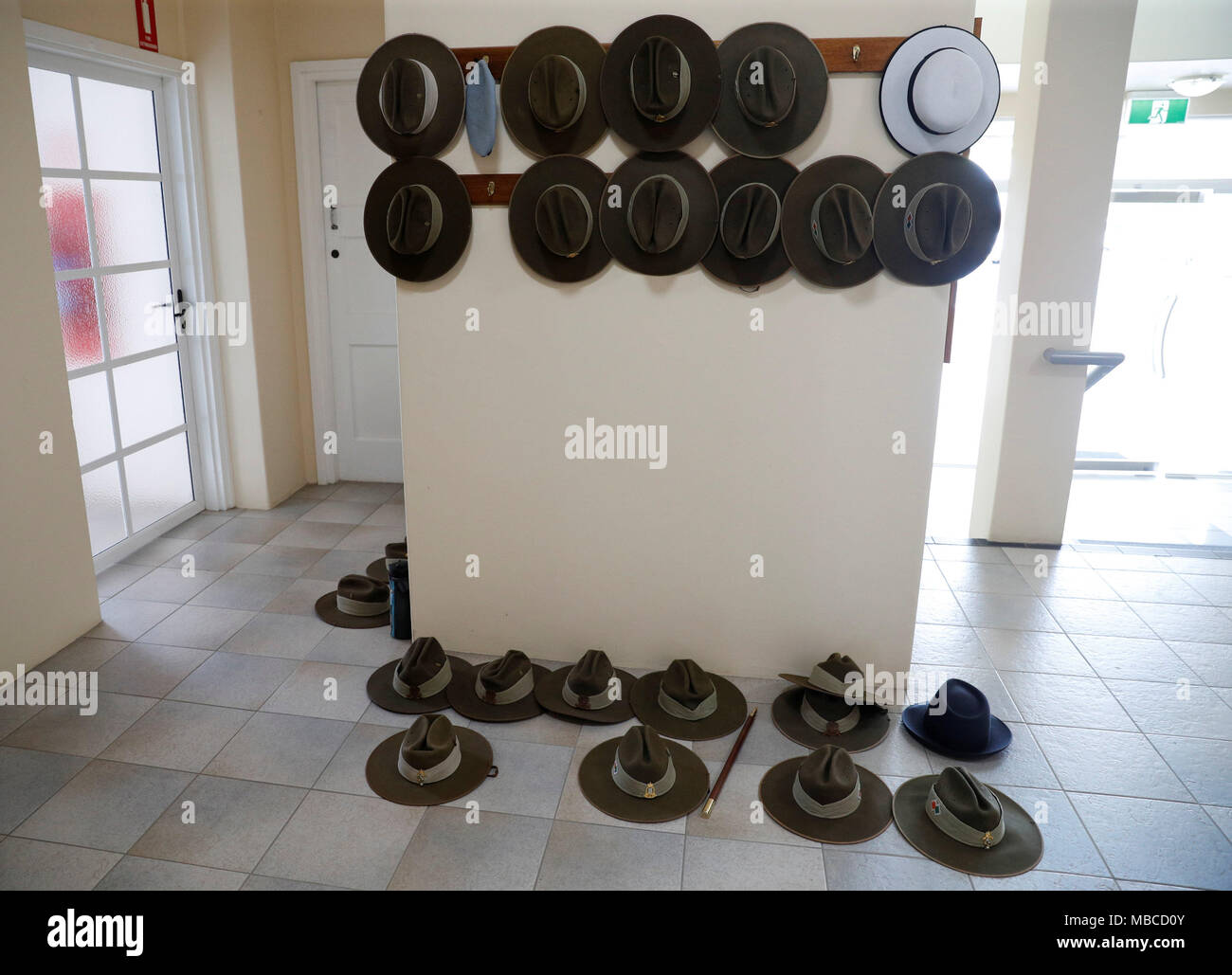 Cappello militare appendere su pioli e poggiano sul pavimento durante una visita dal Principe di Galles a NORFORCE per imparare circa l'esercito australiano forza regionale unità di sorveglianza a Larrakeyah caserma di Darwin in Australia settentrionale. Foto Stock