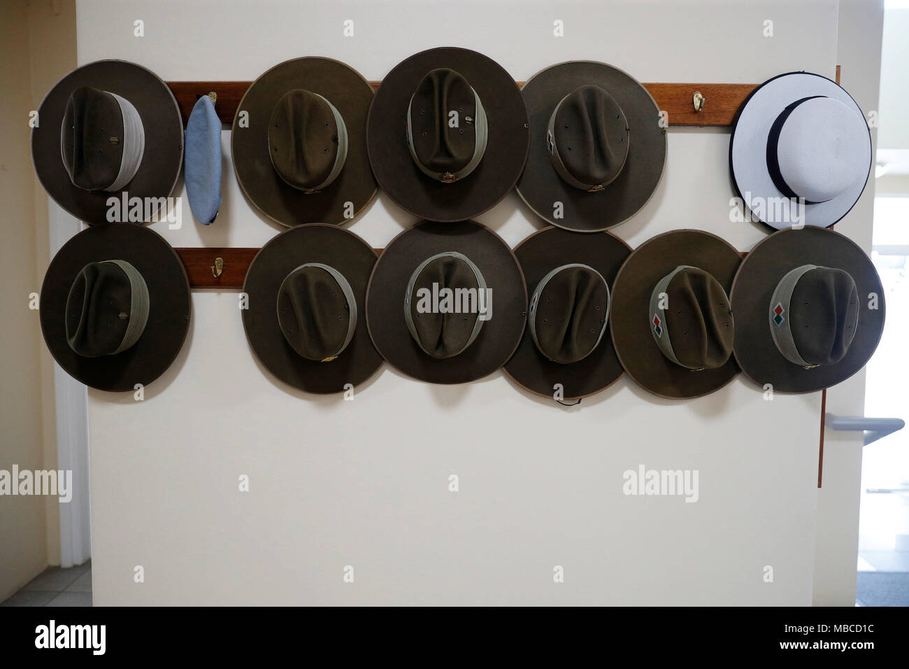 Cappello militare appendere su pioli durante una visita dal Principe di Galles a NORFORCE per imparare circa l'esercito australiano forza regionale unità di sorveglianza a Larrakeyah caserma di Darwin in Australia settentrionale. Foto Stock