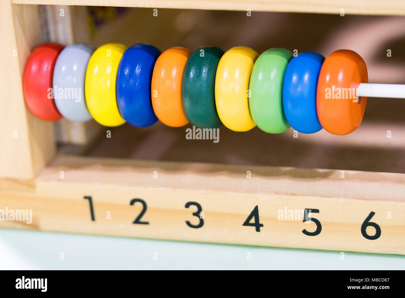 Giocattoli di legno punteggi da uno a sei degli anelli colorati, giocattoli per imparare e giocare con le forme numero e colore Foto Stock