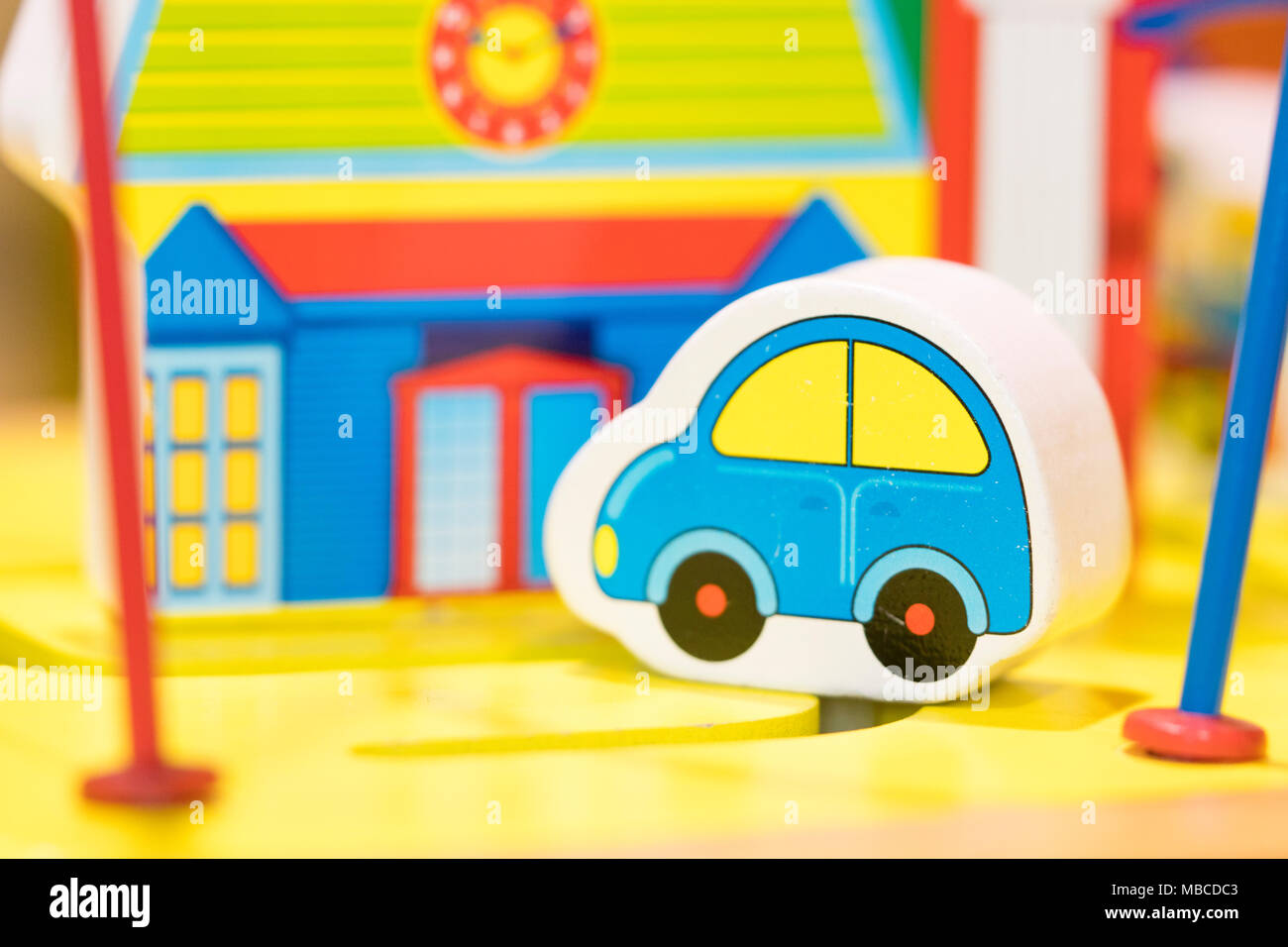 Auto blu e casa giocattolo di legno - set di giochi giocattoli educativi per età prescolare parco giochi al coperto (messa a fuoco selettiva) Foto Stock