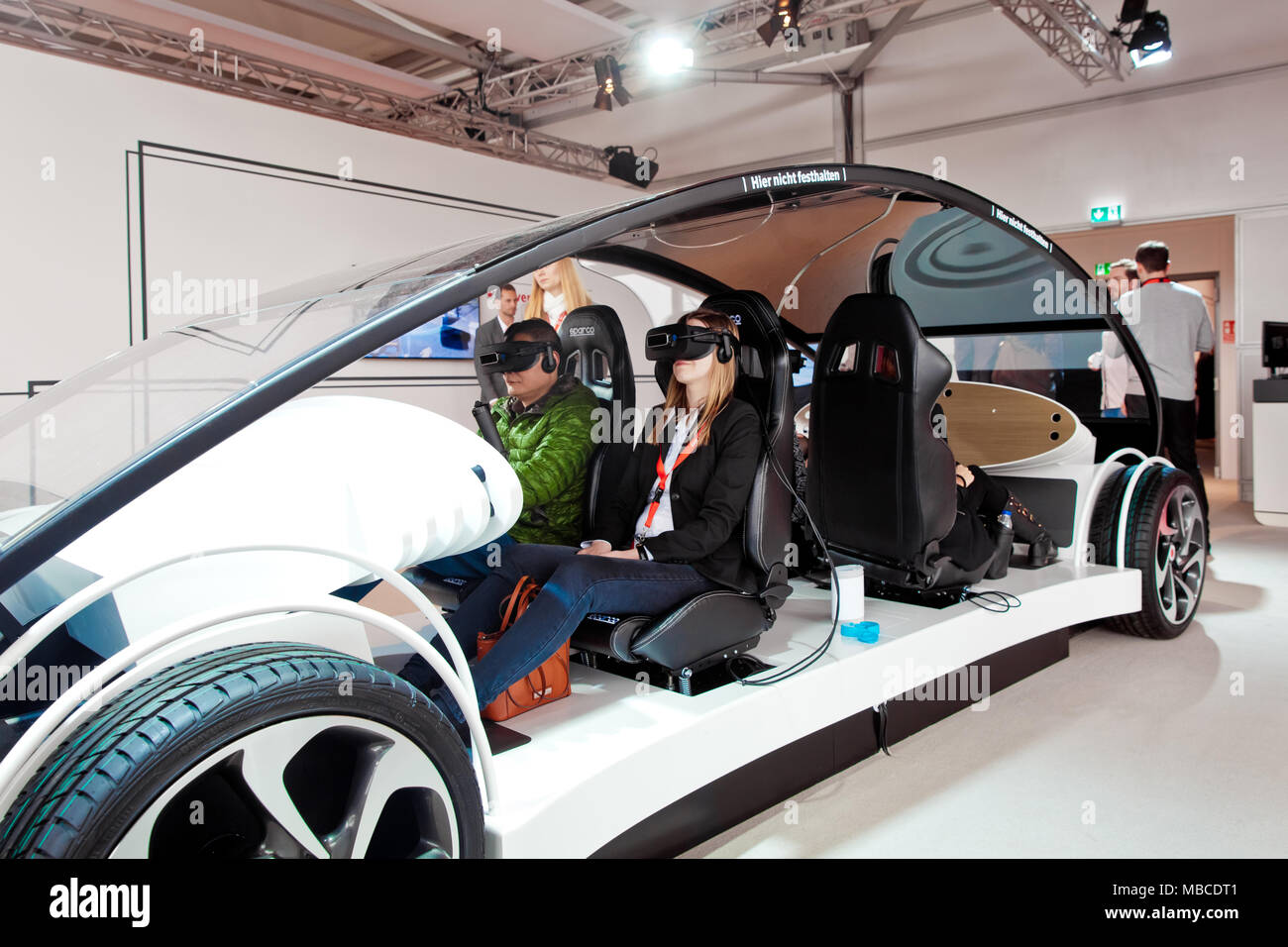 I visitatori in virtual occhiali test auricolare Vodafone 5G basata su sistemi di comunicazione per i veicoli in mostra al Cebit 2017 di Hannover Messe, Germania Foto Stock