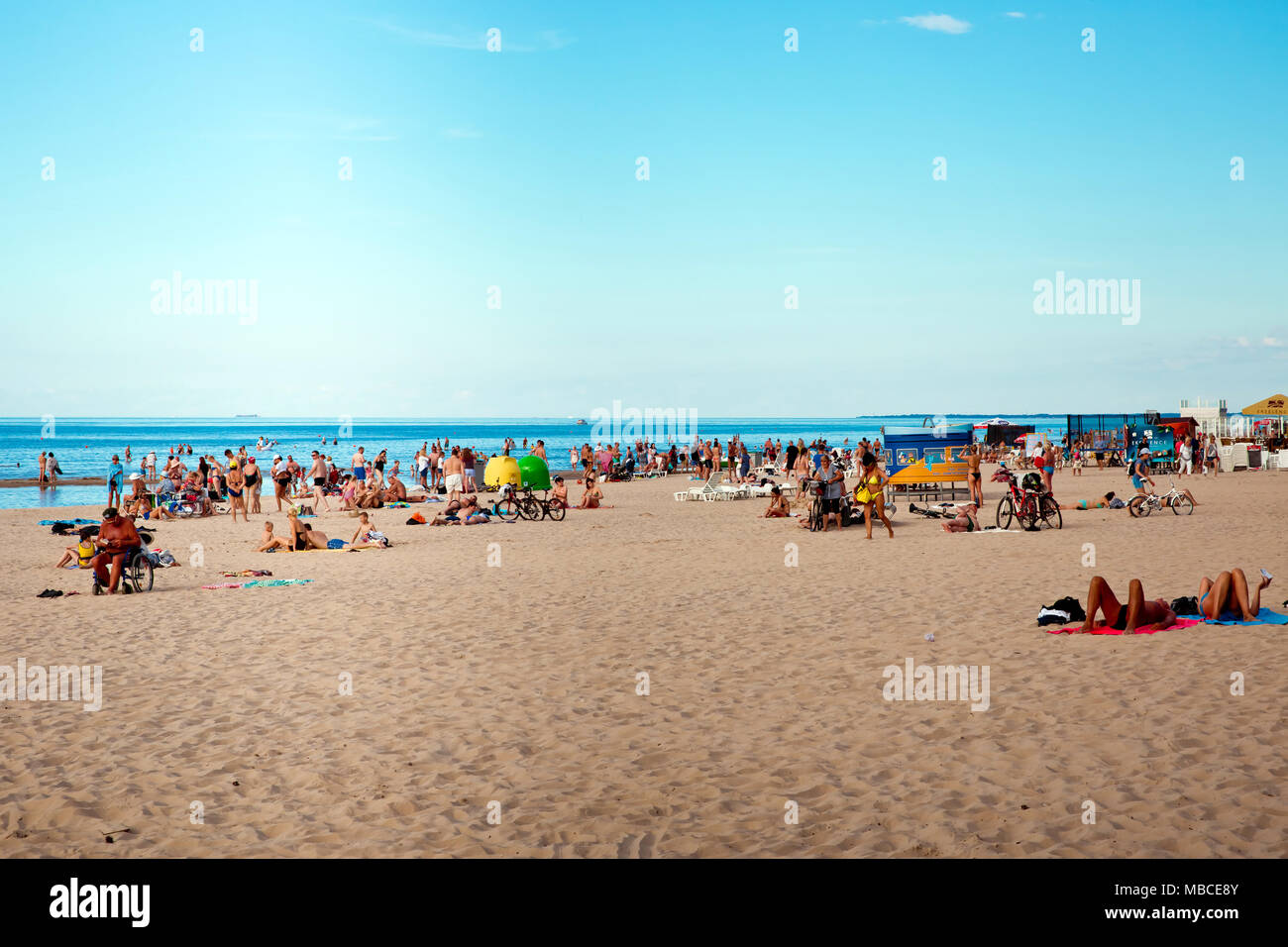 Giornata di sole sulla spiaggia nella città di Jurmala, Lettonia Foto Stock