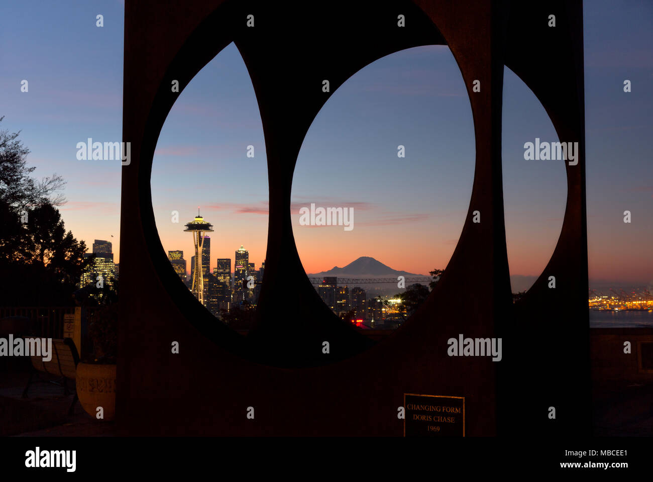 WA15082-00...WASHINGTON - Sunrise Over Seattle e Mount Rainier visti attraverso la scultura mutevole creata da Doris Chase, 2017 Foto Stock