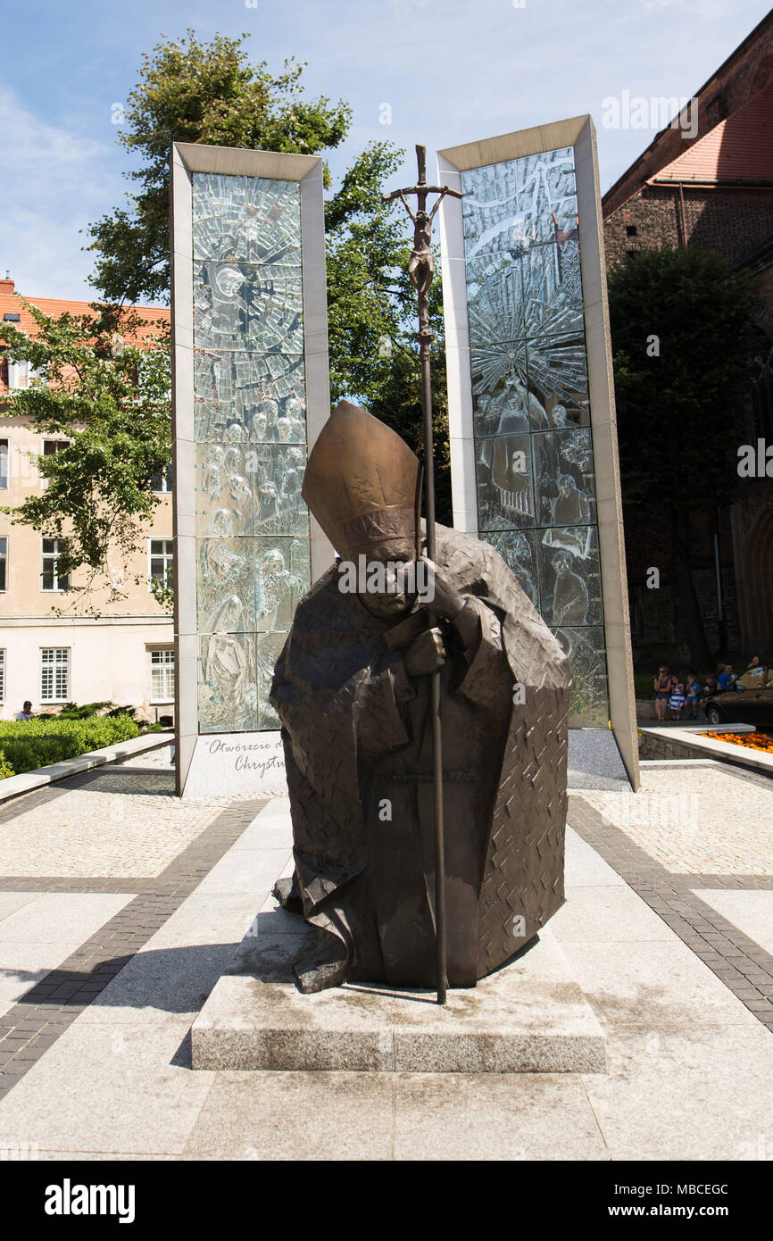 La statua di Papa Giovanni Paolo II al di fuori di San Stanislao e san Venceslao chiesa di Swidnica, Polonia. Foto Stock