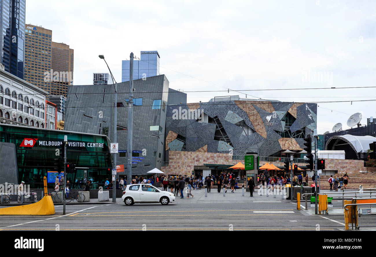 Vista della Federation Square, costruito allo scopo, una sede per le arti, la cultura e gli eventi pubblici, a Melbourne, Victoria, Australia Foto Stock