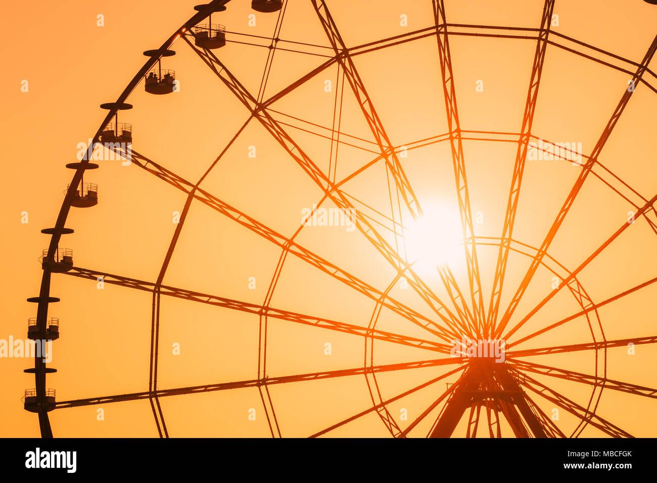 Sole che splende attraverso la ruota panoramica Ferris nella soleggiata Tramonto del tempo. Close up dettaglio Foto Stock