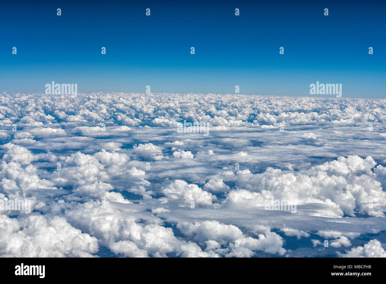 Sorvolando soffice bianco-cumulo nimbus nuvole, Australia Foto Stock