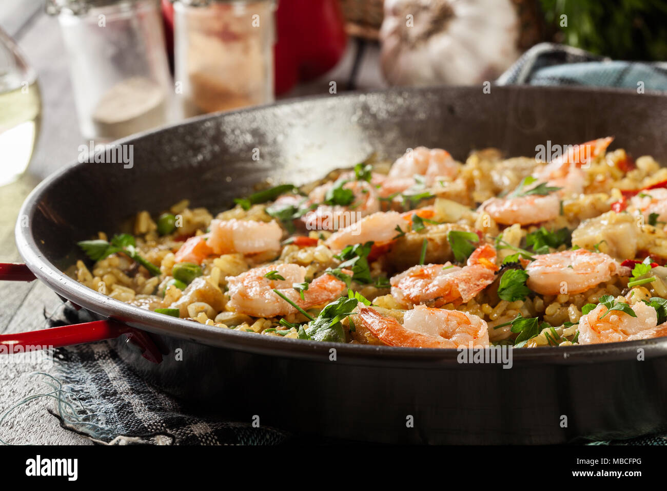 Tradizionale paella di frutti di mare con gamberi, pesce e pollo servito nella Paellera. La cucina spagnola Foto Stock