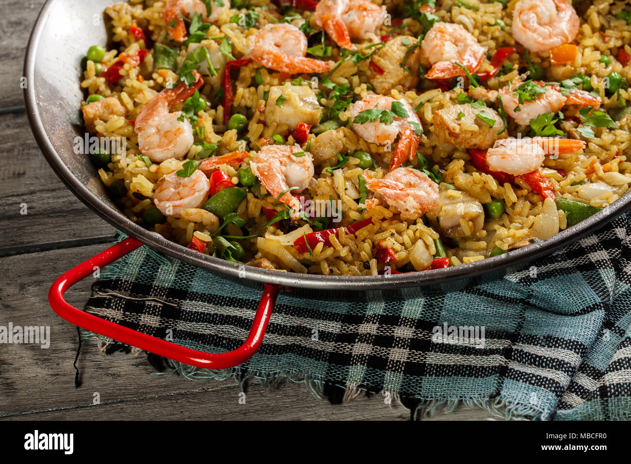 Tradizionale paella di frutti di mare con gamberi, pesce e pollo servito nella Paellera. La cucina spagnola Foto Stock