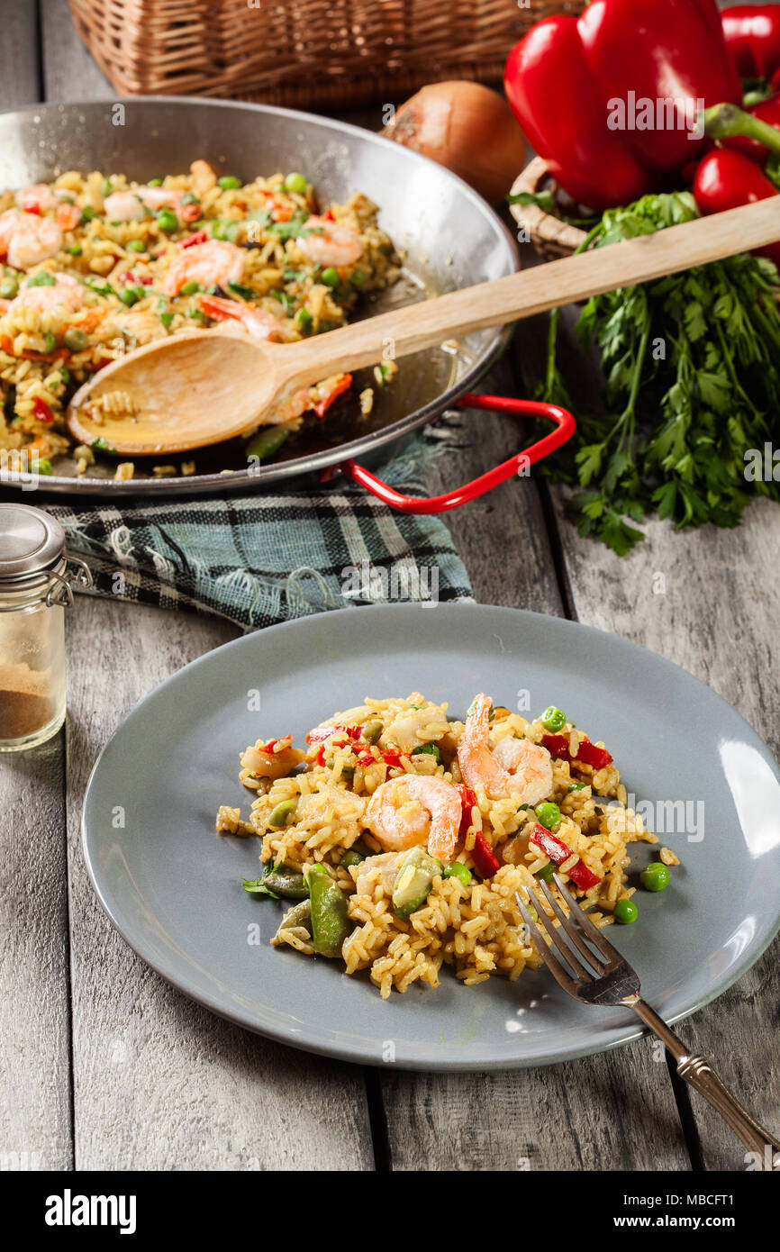 Tradizionale paella di frutti di mare con gamberi, pesce e pollo servito nella piastra. La cucina spagnola Foto Stock