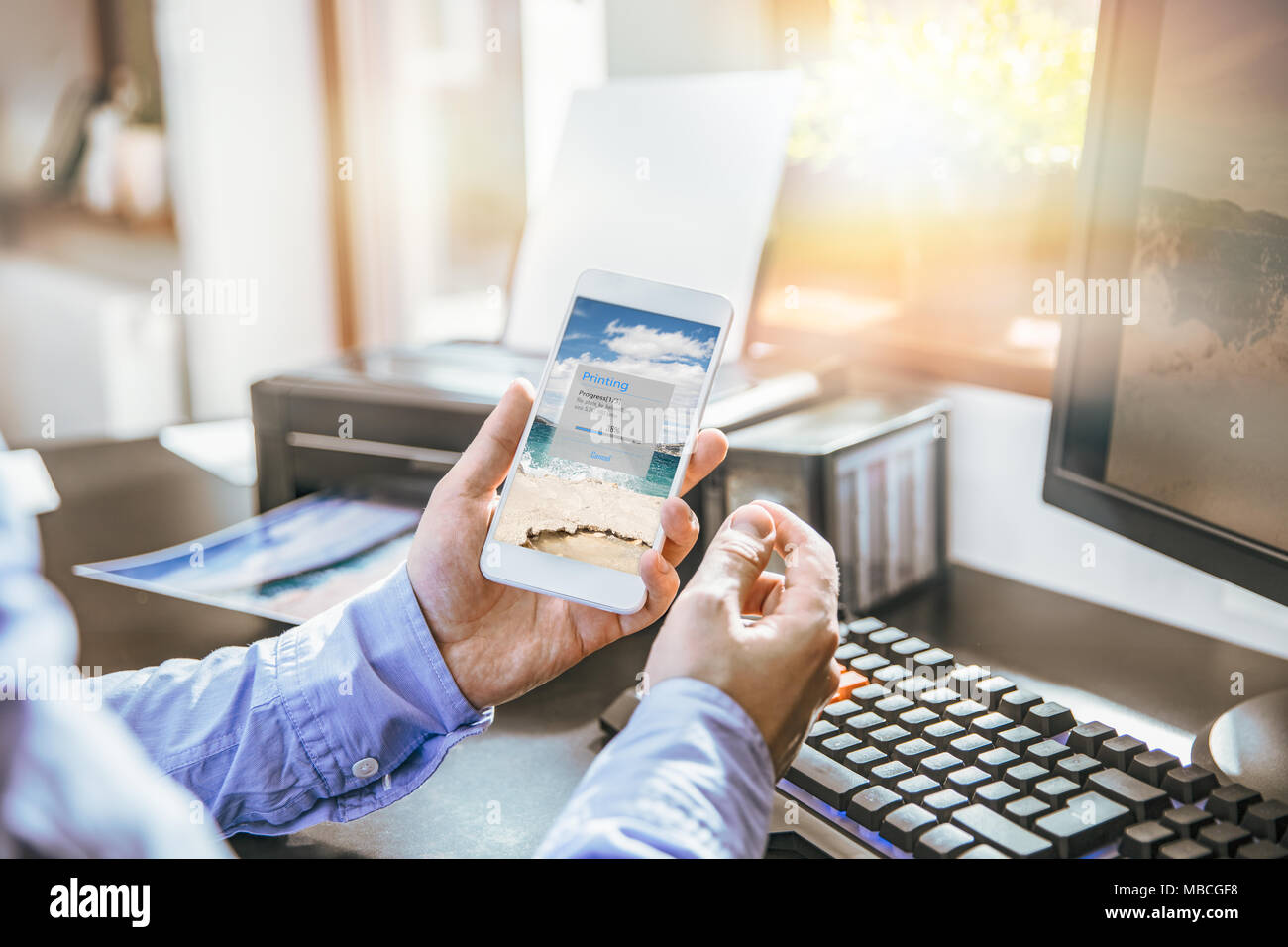 Imprenditore invia una foto alla stampante wireless mediante applicazione dello smartphone Foto Stock