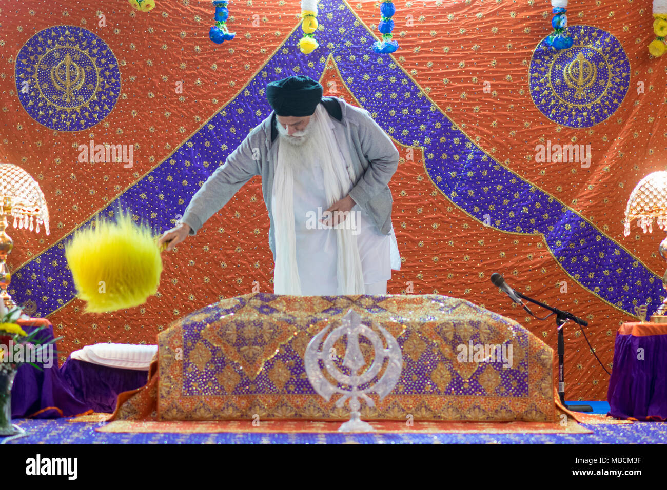 Un sacerdote sventolare un chaur sahib presso il babà Makhan Shah Lobana Centro Sikh Richmond Hill, regina s, New York City Foto Stock