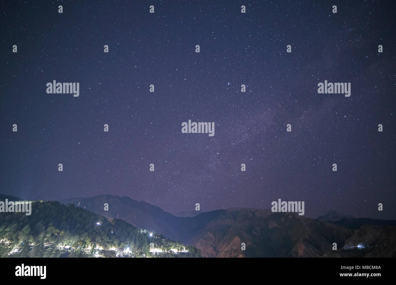 Cielo stellato sopra le montagne Himalaya in Dharamshala, India Foto Stock