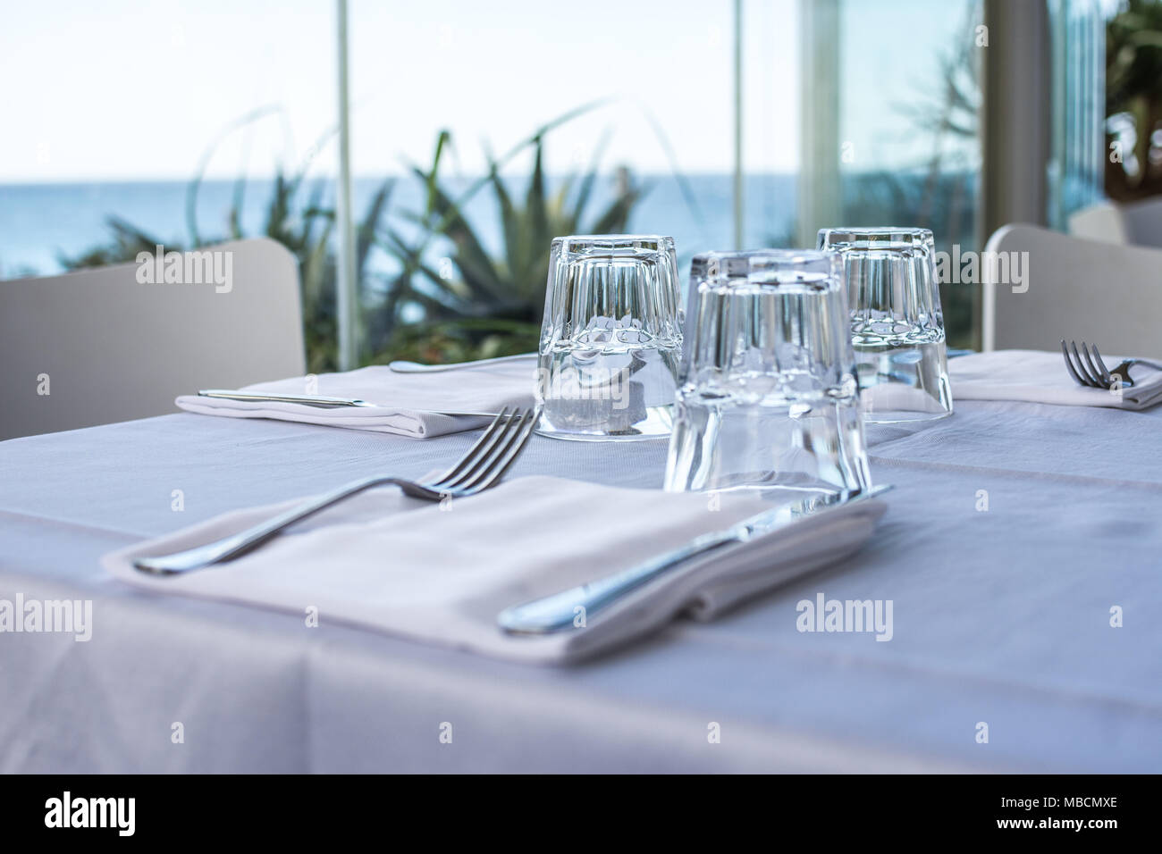 Particolare di un tavolo apparecchiato annuncio ONU ristorante Foto Stock