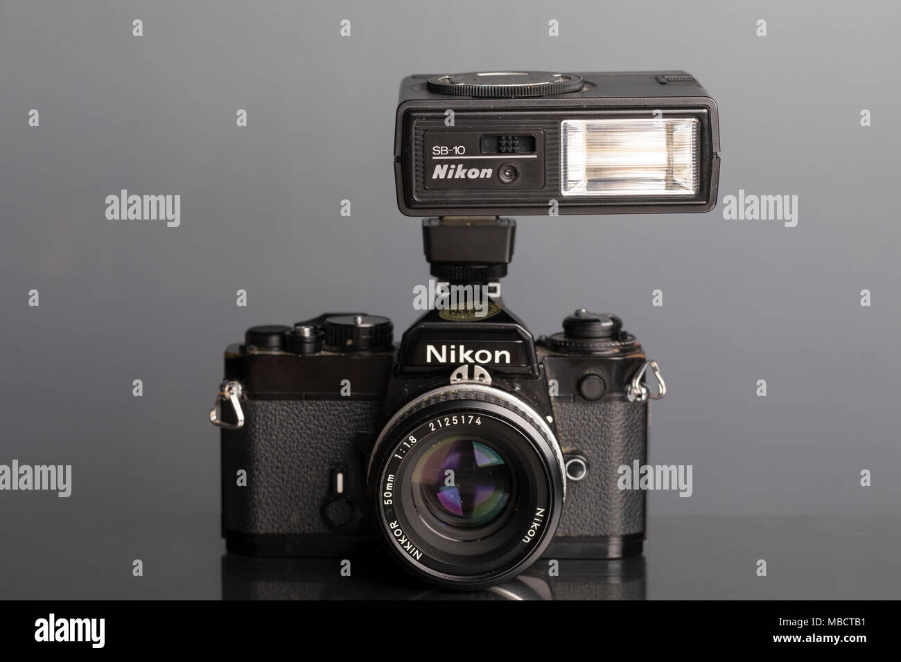 Nikon FE 35mm SLR reflex a lente singola telecamera cinematografica con SB-10 flash Speedlight Foto Stock