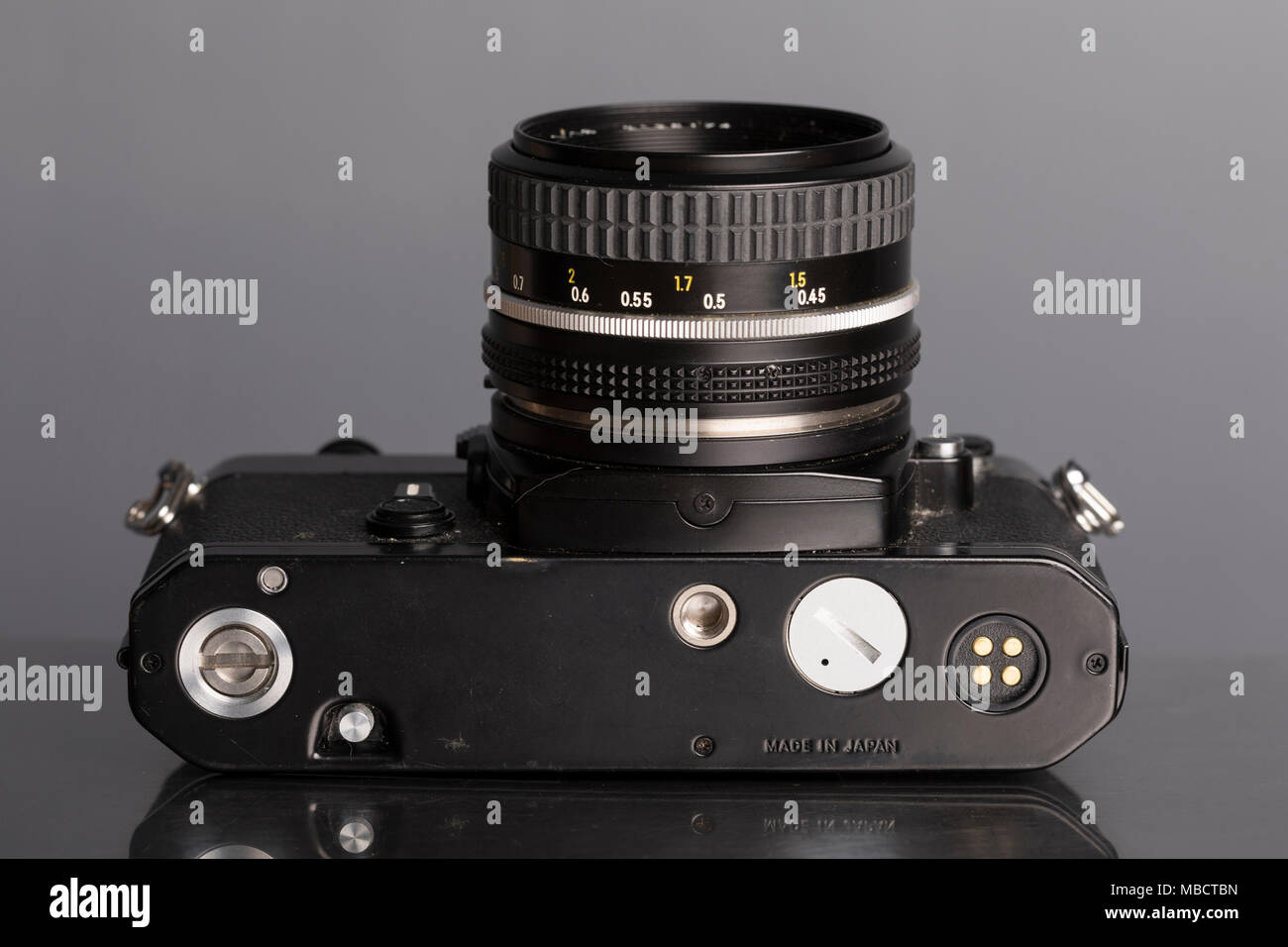 Nikon FE 35mm SLR reflex a lente singola telecamera cinematografica con 50mm F1.8 Nikkor lente Foto Stock