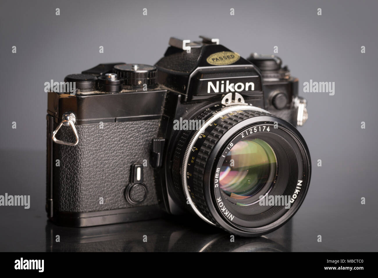 Nikon FE 35mm SLR reflex a lente singola telecamera cinematografica con 50mm F1.8 Nikkor lente Foto Stock