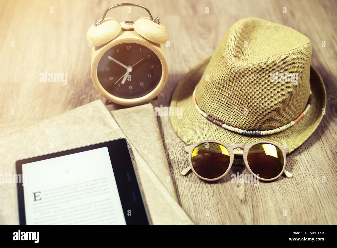 Vintage occhiali da sole su legno Foto Stock