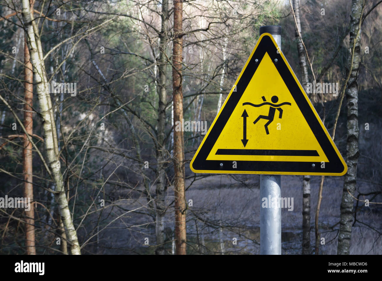 Segno non ammessi a nuotare in acqua. Luogo pericoloso in cui l uomo può annegare Foto Stock