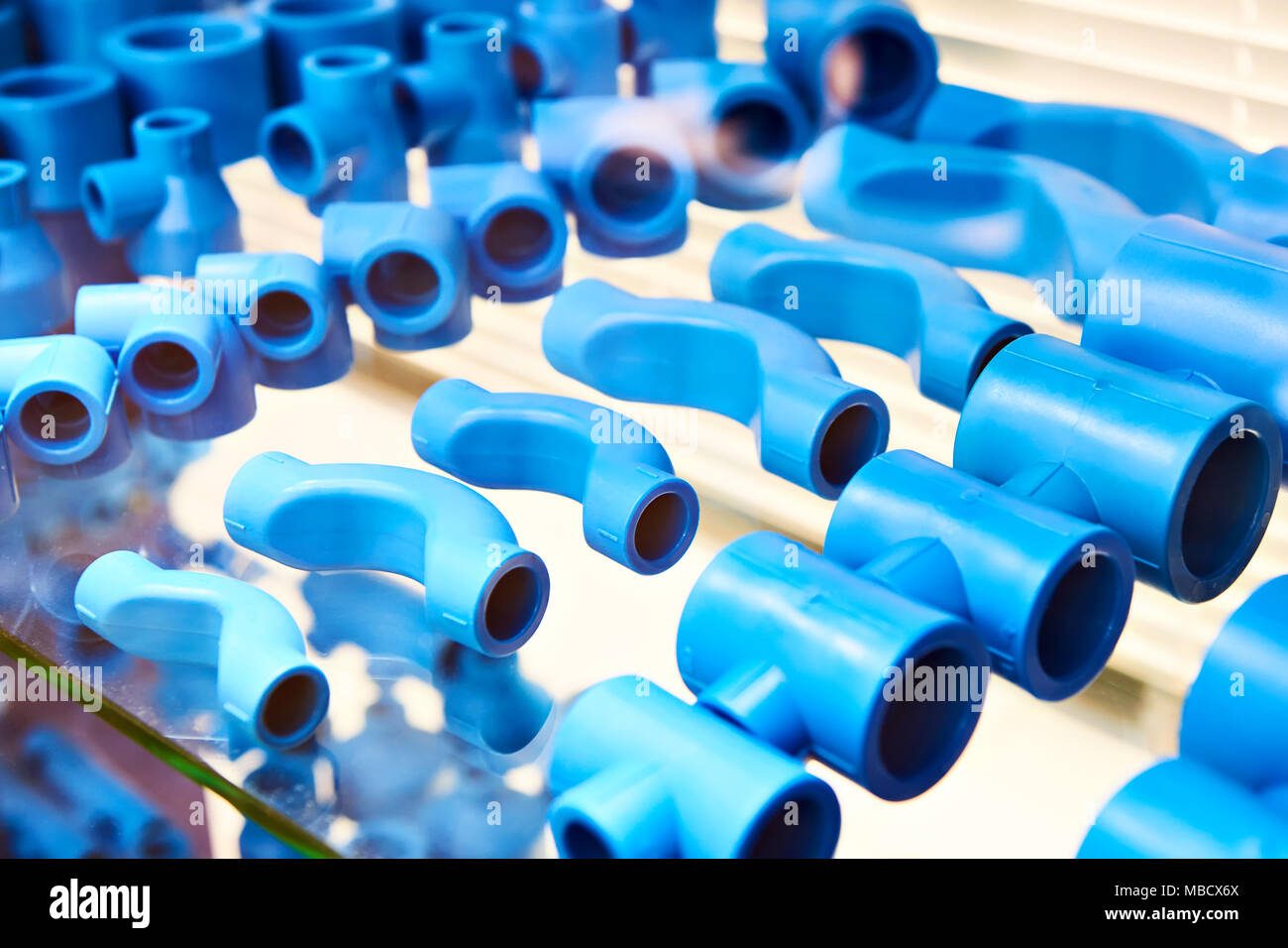 Blu raccordi in plastica per il sistema di impianto idraulico Foto Stock
