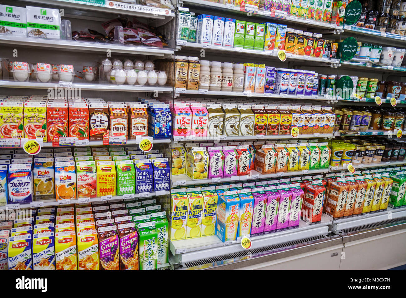 Tokyo Japan,Asia,Orient,Ikebukuro,FamilyMart Convenience Store,Interior Inside,shopping shopper shopper shopping negozi mercati di mercato acquisti di mercato Foto Stock