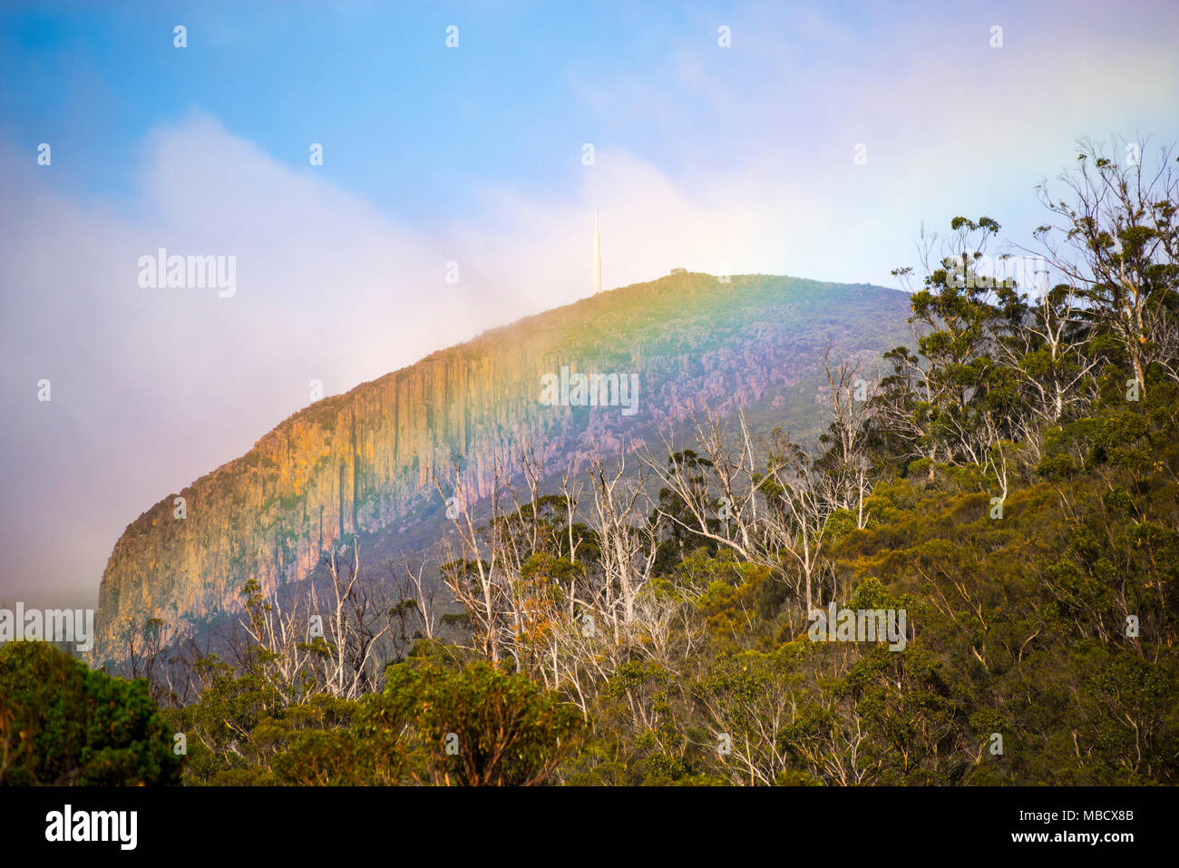 Arcobaleno nella parte anteriore del Monte Wellington, Hobart, Tasmania Foto Stock